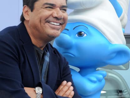 Schauspieler und Comedian George Lopez spricht den "Muffi Schlumpf"