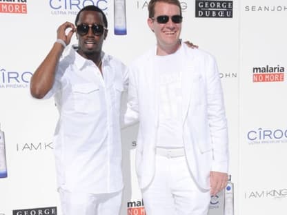 Sean Combs begrüßt seinen Gast Scott Case