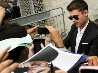 Schlangestehen für ihren Liebling: Fans warten auf Zac Efron, der geduldig Foto- und Autogrammwünsche erfüllte