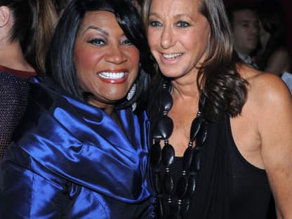 Entertainerin Patti LaBelle begrüßt herzlich Designerin  Donna Karan