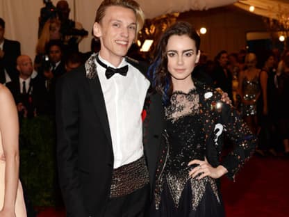 Jamie Campbell Bower mit Lily Collins