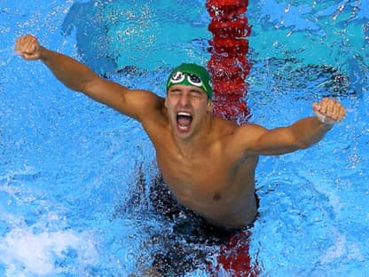 Der 20-Jähirge jubelt über seinen fünf Hundertstel Vorsprung vor Phelps mit einer Zeit von 1:52,96 Minuten