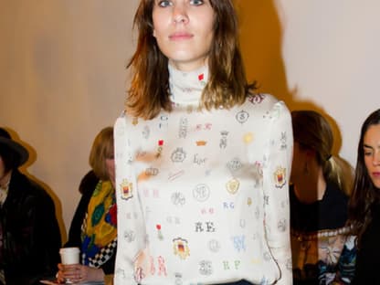 Was Alexa heute trägt, wollen morgen alle haben! Bereits im Februar diesen Jahres trug die Fashion-Vorreiterin ein Top aus der Stella McCartney Fall Resort Collection