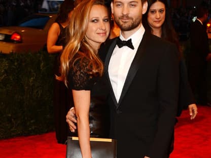 Tobey Maguire mit seiner Partnerin  Jennifer Meyer