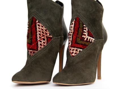 9. Oktober 2012: Die Velours-Stiefeletten mit Ethno-Strickeinsatz haben es uns angetan. Zur Denim-Röhre oder auch zum Boho-Kleid ideal. Boots von Howsty, ca. 230 Euro