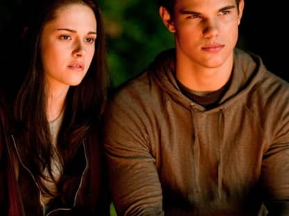 Wem gehört ihr Herz? "Bella" muss sich eingestehen, dass sie neben "Edward" auch Gefühle für den Werwolf "Jacob" (Taylor Lautner) hat. In "Eclipse" geht der Kampf um die Liebe also weiter ...