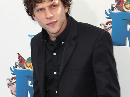 In dem niedlichen Animationsfilm spielen Papageien die Hauptrolle. Schauspieler Jesse Eisenberg spricht die Stimme von Papagei "Blu"