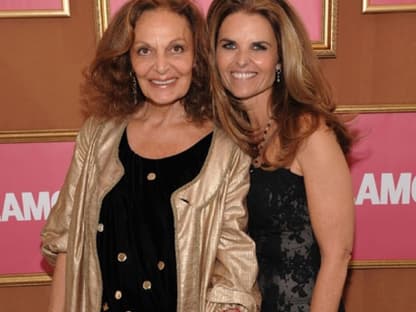 Designerin Diane von Furstenberg posiert gemeinsam mit Preisträgerin Maria Shriver