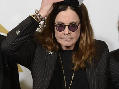 Ach deswegen lacht Kelly Osbourne! Daddy Ozzy Osbourne alberte mit seinem Award rum