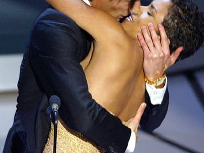 2003: Adrien Brody knutscht Laudatorin Halle Berry, die ihm den Oscar überreichte