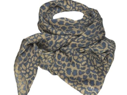 Strickschal mit Animalprint von Filippa K., ca. 70 Euro