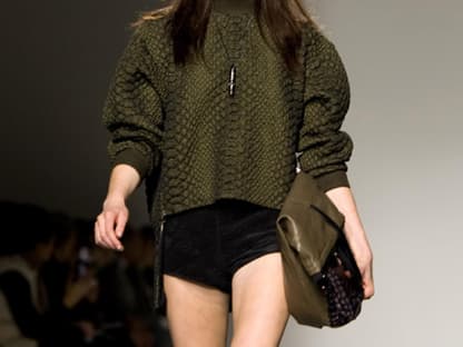 Das günstige Fashionlabel Topshop Unique griff den Military-Trend auf und schickte seine Models in angesagten Camouflage-Looks über den Laufsteg