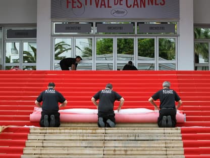 Am Mittwoch, 15. Mai, starteten die berühmten Filmfestspiele in Cannes zum 66. Mal. Kurz bevor die ersten Promi anreisten, wurde noch schnell der wichtige Red Carpet ausgerollt