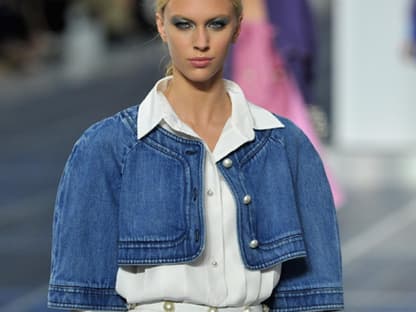 Voluminöse Bolerojacken und A-förmige Kostüme waren die Key-Pieces der Chanel Kollektion für Frühjahr/Sommer 2013