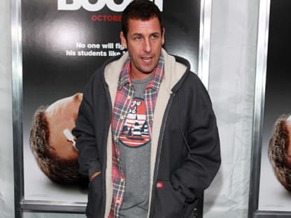 Von Glamour keine Spur. Hollywood-Star Adam Sandler erschien im Schlabberlook