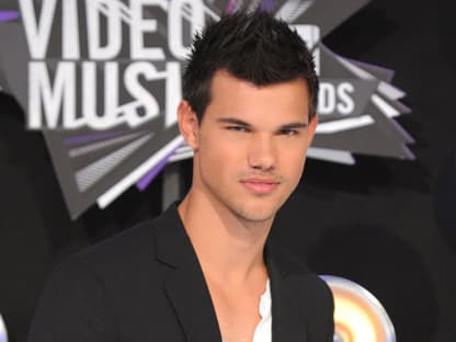 Taylor Lautner durfte neben der frischverheirateten Kim Kardashian Platz nehmen. Angeblich, weil er ihrem Eheman Kris Humphries so ähnlich sieht ...