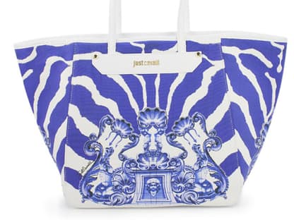 Die Trapez-Tasche von Just Cavalli begleitet uns zum Wochenend-Trip in die Sonne. Erhätlich über timandstella.com, ca. 395 Euro