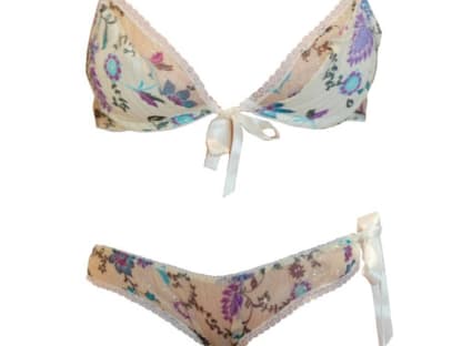 Glanzeffekte von Gilda & Pearl, 
BH ca. 65 Euro, Slip ca. 30 Euro