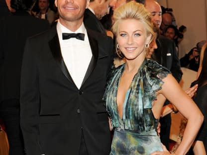 Promi-Moderator Ryan Seacrest in Begleitung von Julianne Hough