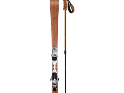 Für Aspen: Alpinski und Skistock im Retrolook aus Holz von Bogner, ca. 2%u2009250 und 355 Euro 