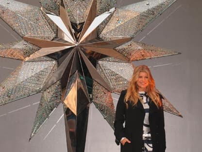 Fergie vor dem Swarovski-Stern am Rockefeller Center in New York im Jahr 2009