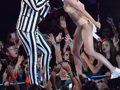 Erst performte Miley ihren Song "We can't Stop", anschließend mit Robin Thicke seinen Sommerhit "Blurred Lines"