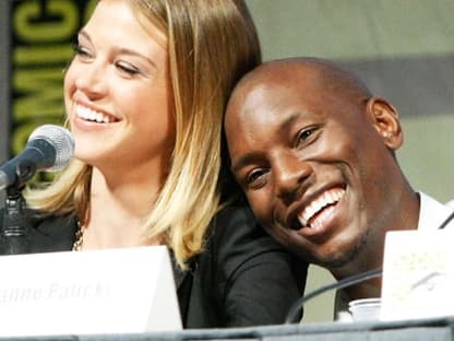 Auf Schmusekurs: Tyrese Gibson und  Kollegin Adrianne Palicki