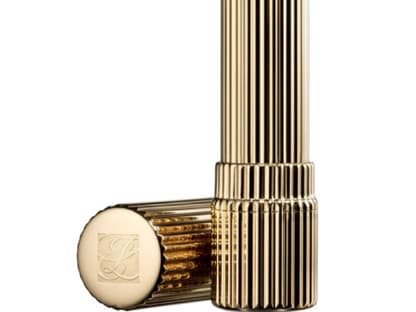 Glamour. Understatement. Trendiness. Nichts macht so sexy wie perfekt geschminkte Lippen! "Signature Hydra Lustre Lipstick" von Estée Lauder, ca. 24 Euro