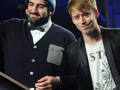 Jens "Jence" und Ismail "Isi" der Band Digitalism freuen sich über den Preis