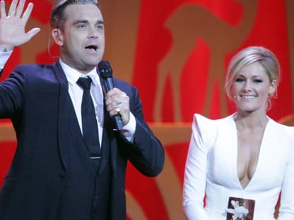 Und zwar mit Robbie Williams! Am Ende gab es einen kleinen Patzer: "Dies war der Echo 2013", sagte Helene als Einleitung zu den Tagesthemen. Kann auch einer Perfektionistin wie ihr mal passieren!