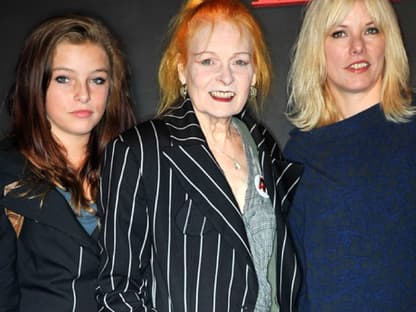 Sara Stockbridge und Vivienne Westwood Backstage vor der Show