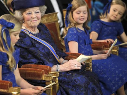 Kronprinzessin Catharina-Amalia, Prinzessin Beatrix, sowie die beiden kleinen Prinzessinnen Alexia und Prinzessin Ariane (alle in Royalblau)