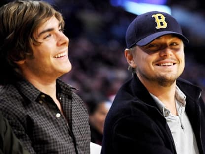 Zac zusammen mit Leonardo DiCaprio beim Basketball