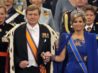 Die blaue Robe von Máxima ist übrigens von dem Amsterdamer Jan Taminiau