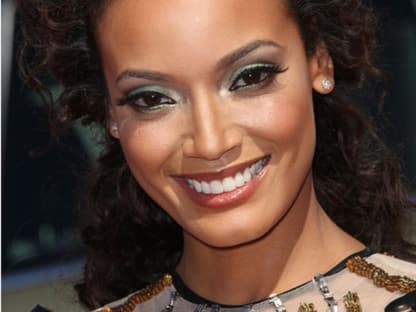 Zum dunklen Teint von Model Selita Ebanks passt der dunkelgrüne Lidschatten ganz hervorragend