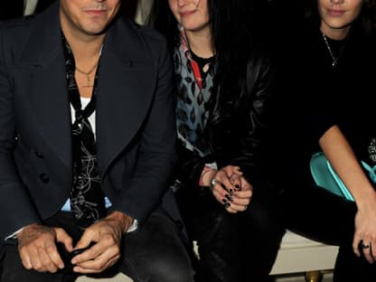 Kam leider ohne seine Kate Moss, dafür war Jamie Hince in allerbester Gesellschaft von Alison Mosshart und Alexa Chung﻿