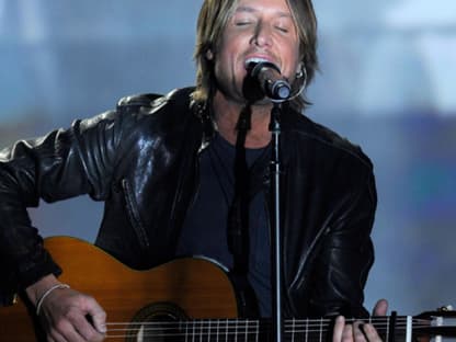 Back to the roots: Country-Star Keith Urban an der Gitarre