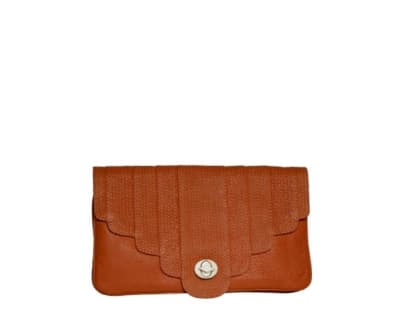 Handlich: Leder-Clutch mit Ziernähten von Hoss Intropia, ca. 150 Euro