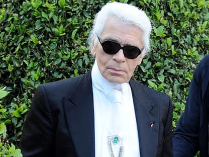 Mode-Zar Karl Lagerfeld präsentierte Anfang der Woche (9.5.) in gewohnt glamouröser Umgebung die Chanel Cruise Collection 2011. Klar ließen sich die Promis diese Einladung nicht entgehen!