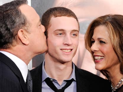 Tom Hanks freute sich sehr, dass seine Frau Rita Wilson und sein Sohn Chet ihn zu seiner Filmpremiere begleiteten