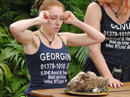 Georgina muss daraufhin zunächt drei lebendige Kakerlaken verzehren, bevor es zum großen Finale kommt. Gehirn vom Schaf, serviert in einem gekochten Schafskopf. Erst zögert die "Bachelor-Torte", dann landet der erste Bissen des eiergroßen Hirns in ihrem Mund, dann der Rest