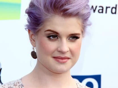 Kelly Osbourne hatte schon fast jede Haarfarbe auf dem Kopf. Mit ihrem Fliederton ist sie jetzt extrem trendsicher.