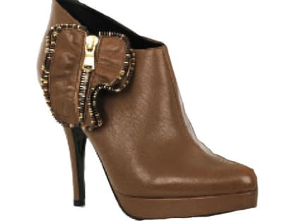 Klotzen statt Kleckern lautet die Devise: Ankle Boots von Juicy Couture über net-a-porter. com, ca. 370 Euro