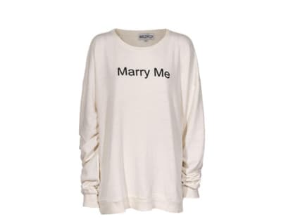 Passend zum Fest der Liebe! "Marry Me" Pullover von Wildfox direkt in unserem <a title="http://shop.ok-magazin.de/marry-me-ceramic-white,kmfntrqhs4b3o98v,i" href="http://shop.ok-magazin.de/marry-me-ceramic-white,kmfntrqhs4b3o98v,i" target="_blank">OK! Onlineshop</a> bestellen, ca. 190 Euro