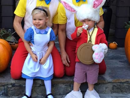 Die Halloween-Vorbereitungen laufen auf Hochtouren. "How I Met Your Mother"-Star Neil Patrick Harris feierte mit seiner Familie bereits im "Alice im Wunderland"-Kostüm