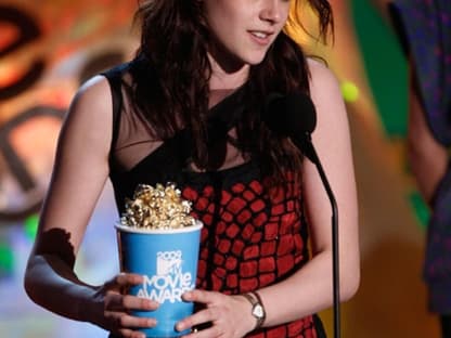 Kristen Stewart strahlt vor Freunde. Die Newcomerin wurde von MTV als "Best Female Performance" ausgezeichnet und ließ vor Aufregung ihren "Popcorn-Becher" fallen