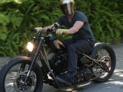 Motorrad-Fan Brad Pitt in Action