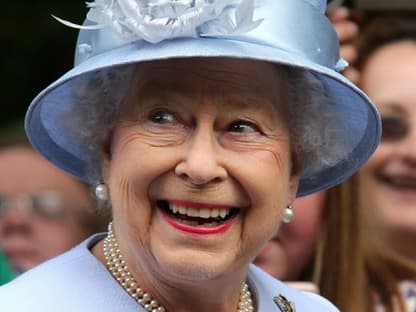 Ob er sich das linke Händchen von seiner Oma, Queen Elizabeth II, abgeguckt hat? Die macht's nämlich auch mit links! Dass die Linkshändigkeit vererbt wird, ist allerdings nur ein Mythos