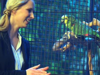 Papagei Jacko mit Janina Skurt sorgte wieder bei der Jury für Lacher