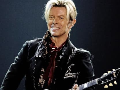 Linkshänder haben es nicht einfach. So werden Gitarren meist nur für Rechtshänder gemacht. David Bowie verhilft sich da ganz leicht und spielt seine Gitarre, obwohl er Linkshänder ist, mit rechts